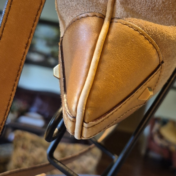 Gucci Tan Suede & leather Crossbody With Nailhead Accents.w:9,5"x9"×2.5"drop 19" - Picture 4 of 16